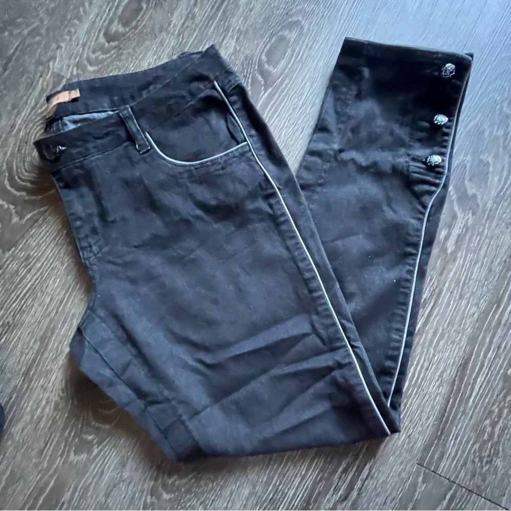 SUPER CUTE Y2K RARE AND SO SOFT ARDEN B JEANS! UNIQUE DESIGN WITH BUTTONS!